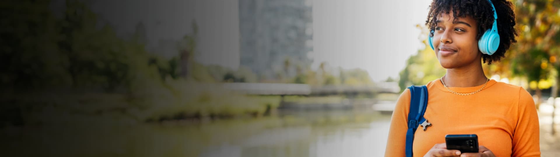 banner mulher fone de ouvido e celular